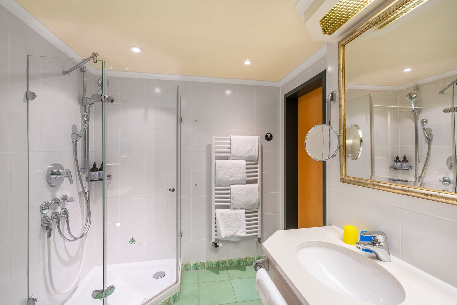 Kinderhotel Allgäuer Berghof – Badezimmer Familiensuite Hoefats mit Blick auf die Allgäuer Alpen