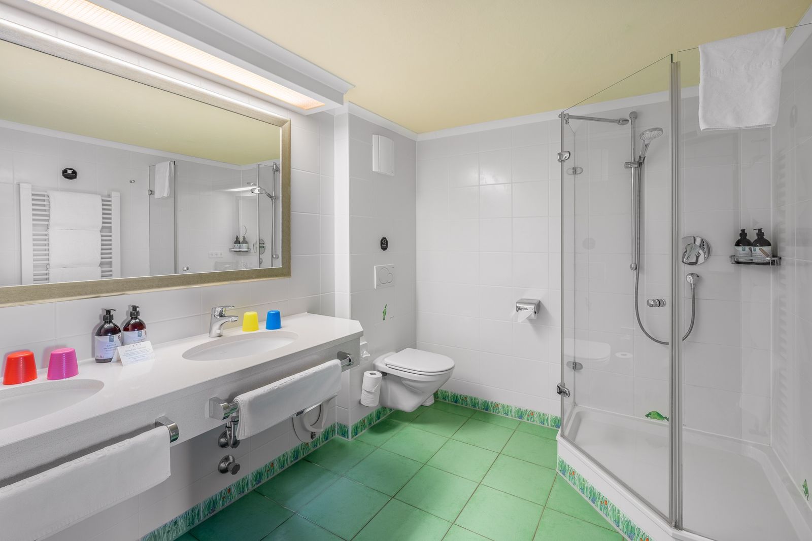 Kinderhotel Allgäuer Berghof – Badezimmer Familiensuite Sumsemann mit Blick auf die Allgäuer Alpen
