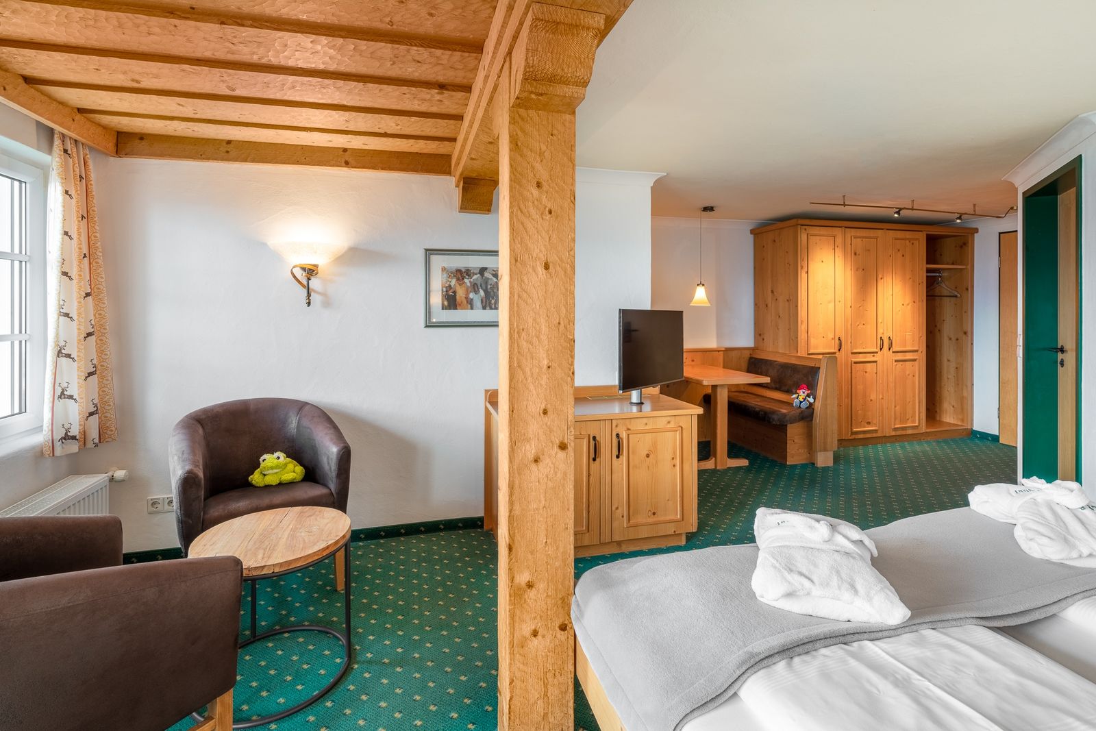 Kinderhotel Allgäuer Berghof – Wohnzimmer Familiensuite Sumsemann mit Blick auf die Allgäuer Alpen