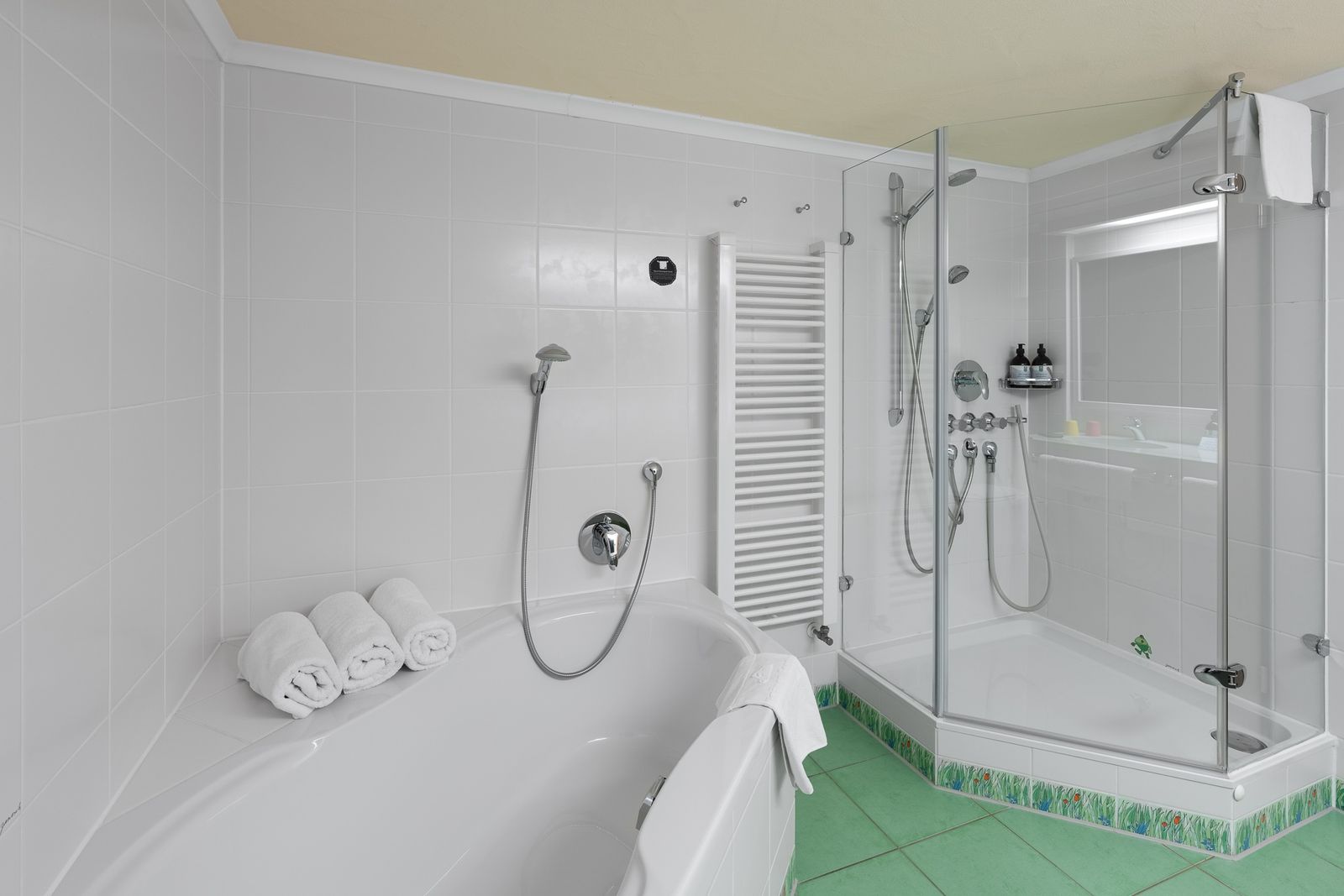 Kinderhotel Allgäuer Berghof – Badezimmer Familiensuite Fuchsbau mit Blick auf die Allgäuer Alpen
