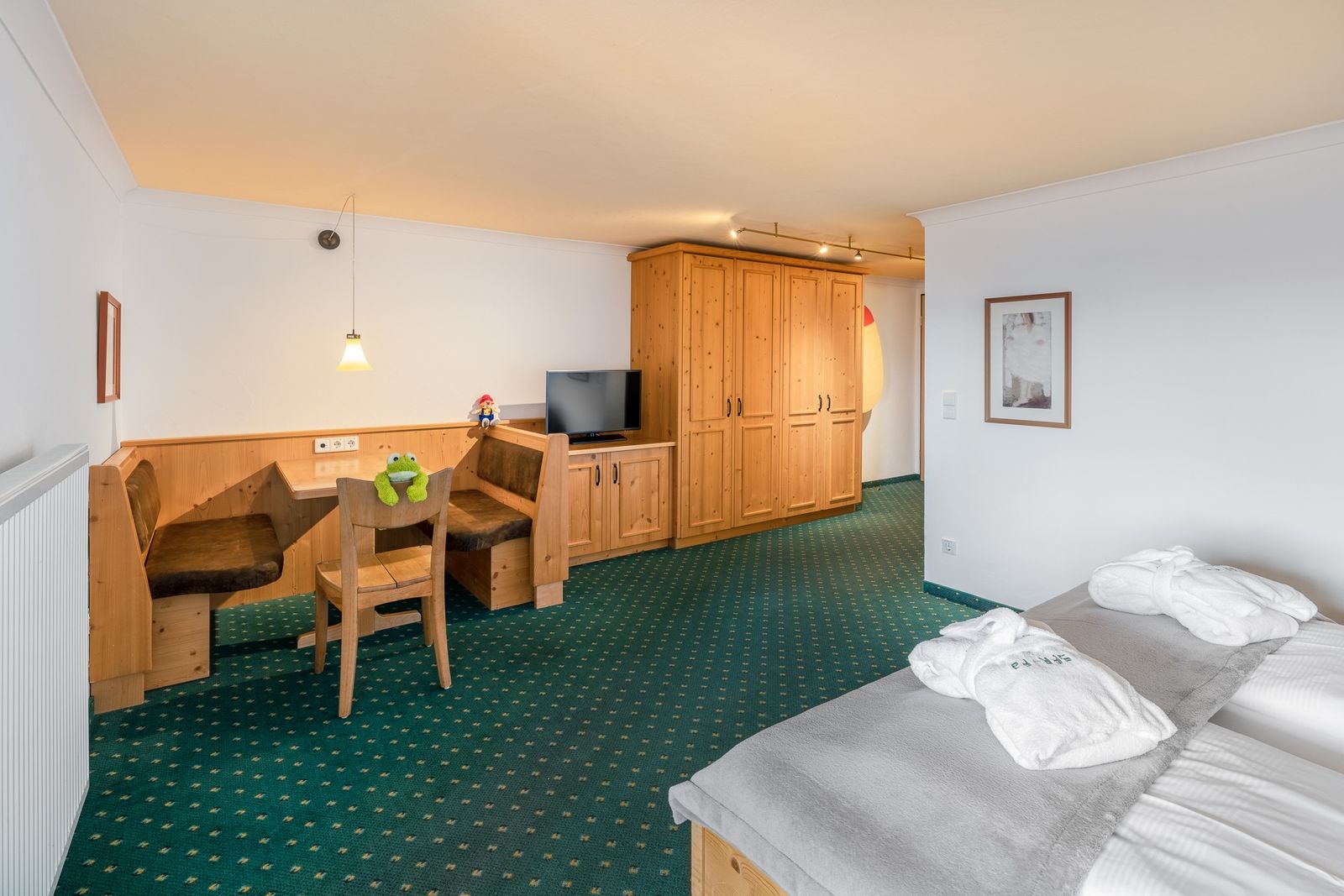 Kinderhotel Allgäuer Berghof – Wohnzimmer Familiensuite Fuchsbau mit Blick auf die Allgäuer Alpen