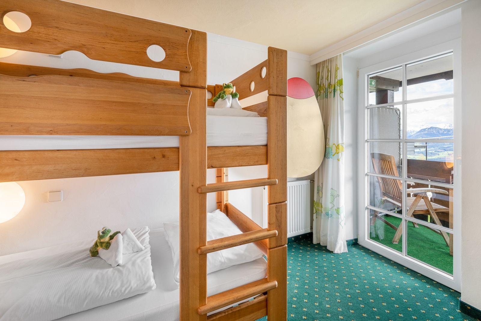 Kinderhotel Allgäuer Berghof – Kinderzimmer Familiensuite Teddybär mit Blick auf die Allgäuer Alpen