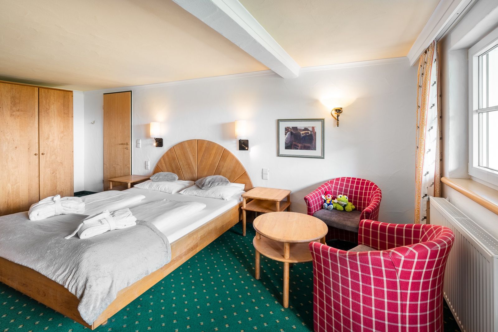 Kinderhotel Allgäuer Berghof – Wohnzimmer Familiensuite Vogerlnest mit Blick auf die Allgäuer Alpen