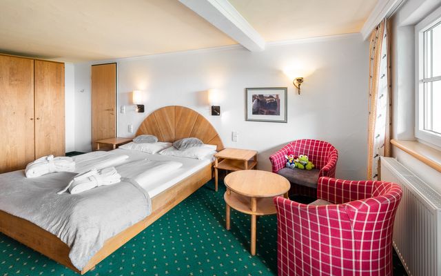 Kinderhotel Allgäuer Berghof – Schlafzimmer der Familiensuite Vogerlnest mit Blick auf die Allgäuer Alpen