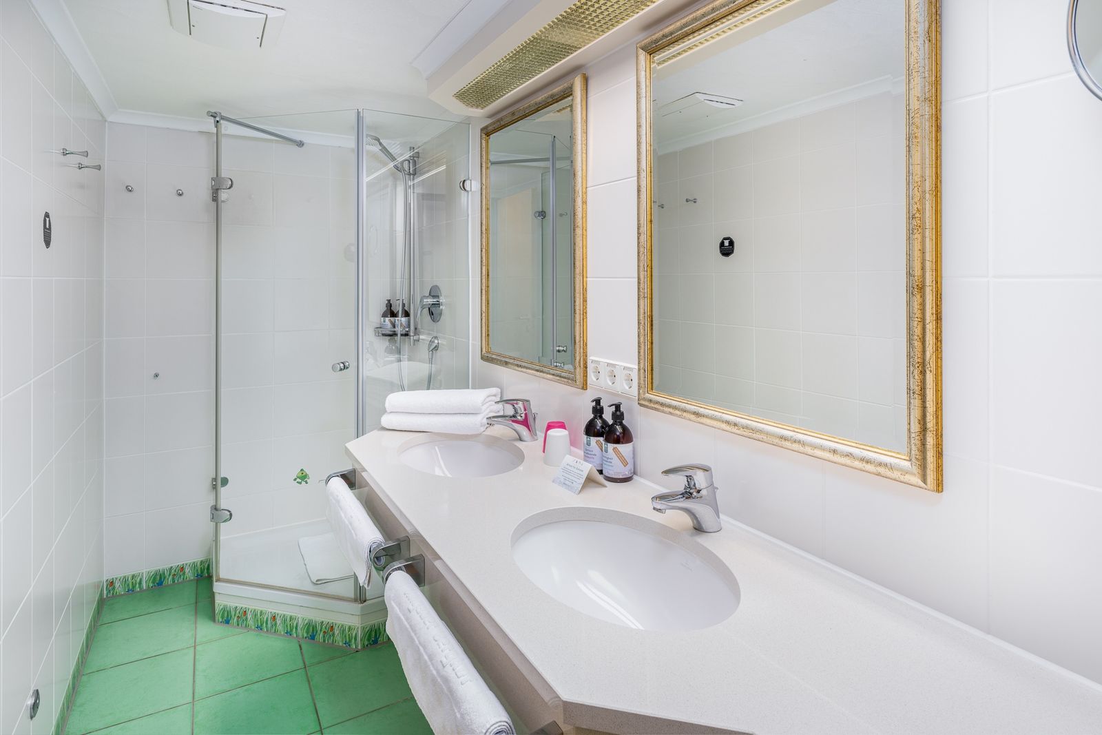 Kinderhotel Allgäuer Berghof – Badezimmer Familiensuite Vogerlnest mit Blick auf die Allgäuer Alpen