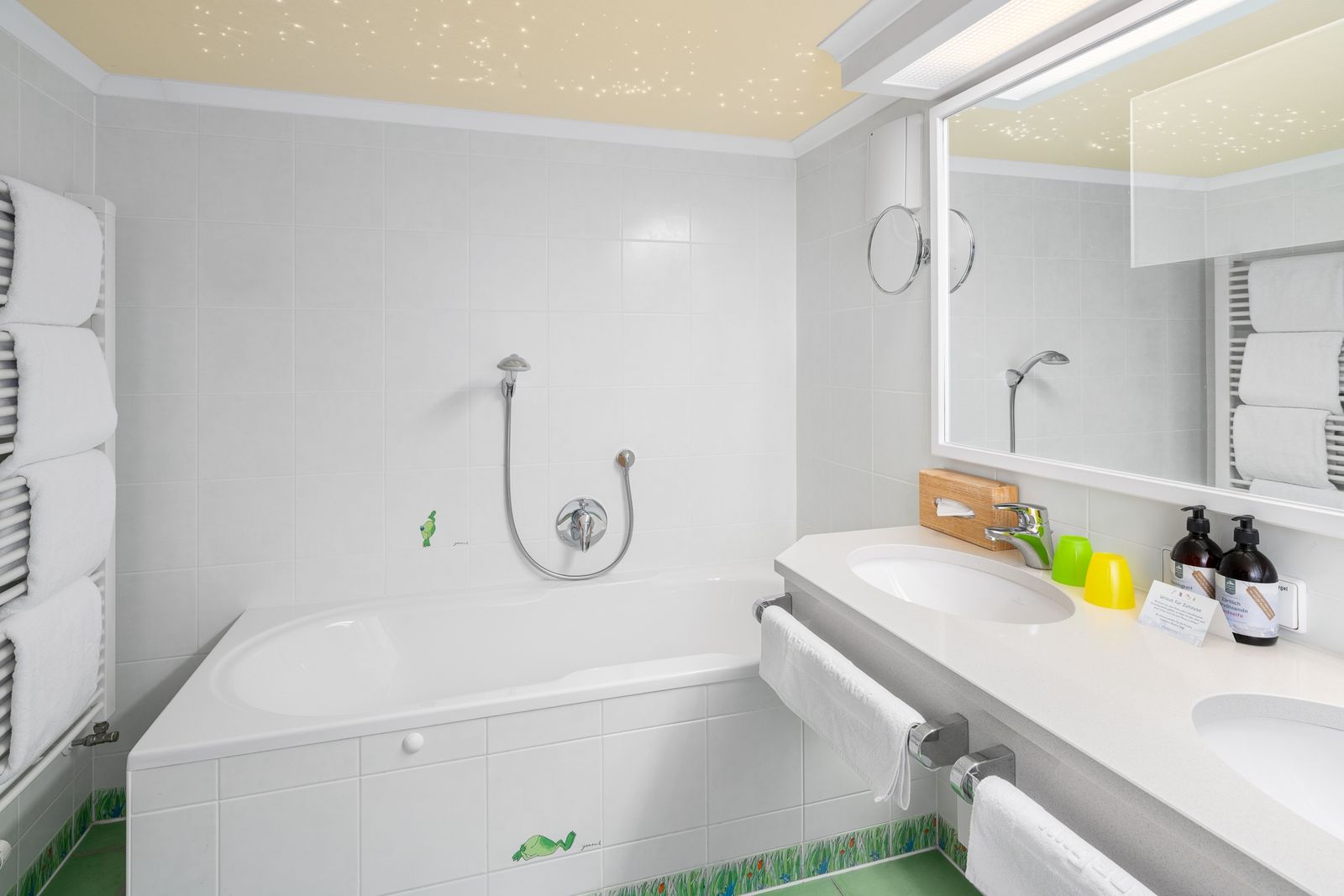 Kinderhotel Allgäuer Berghof – Badezimmer Familiensuite Gockelhahn mit Blick auf die Allgäuer Alpen