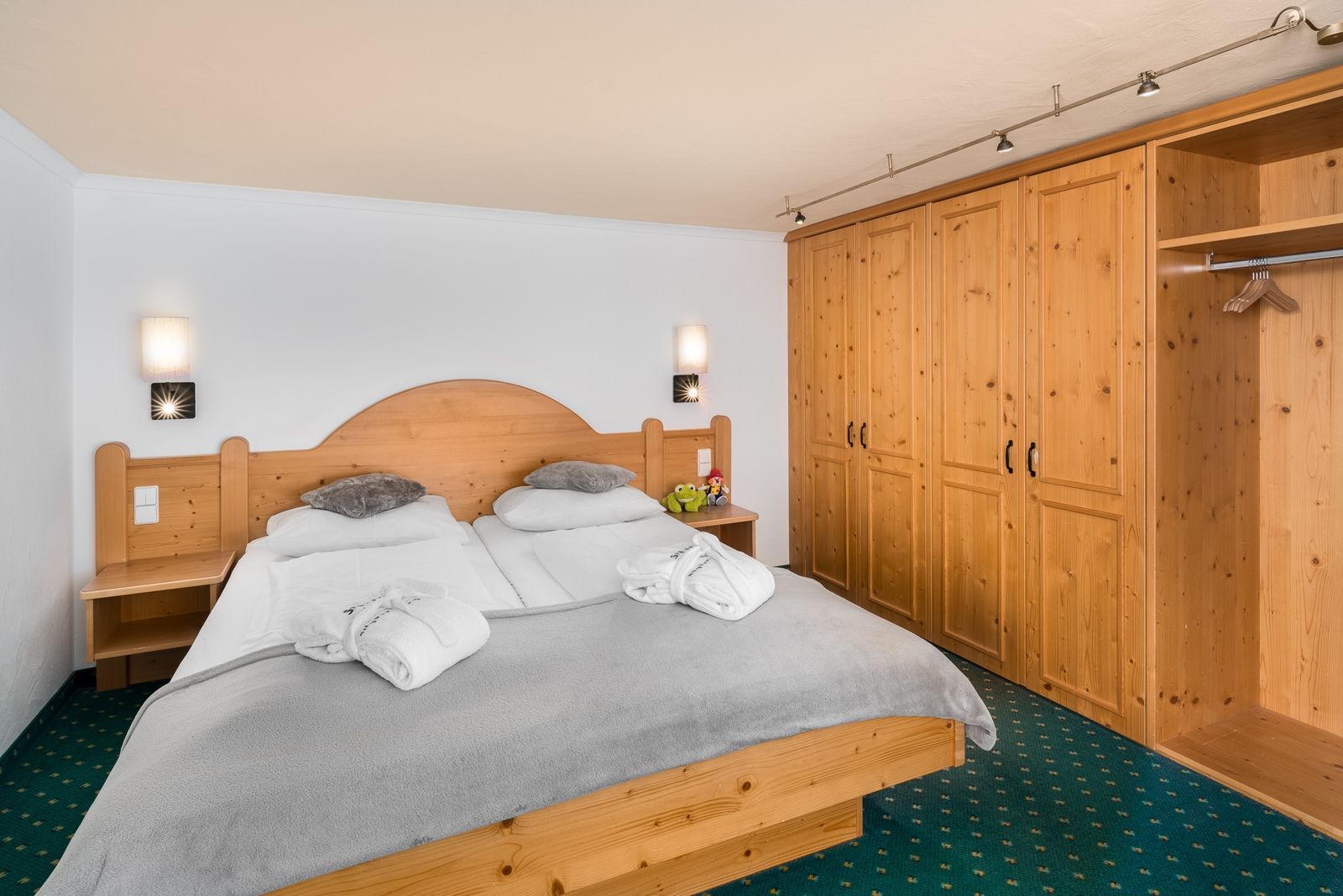 Kinderhotel Allgäuer Berghof – Schlafzimmer Familiensuite Gockelhahn mit Blick auf die Allgäuer Alpen