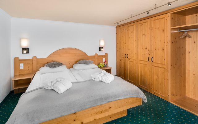Kinderhotel Allgäuer Berghof – Wohnzimmer Gockelhahn mit Blick auf die Allgäuer Alpen