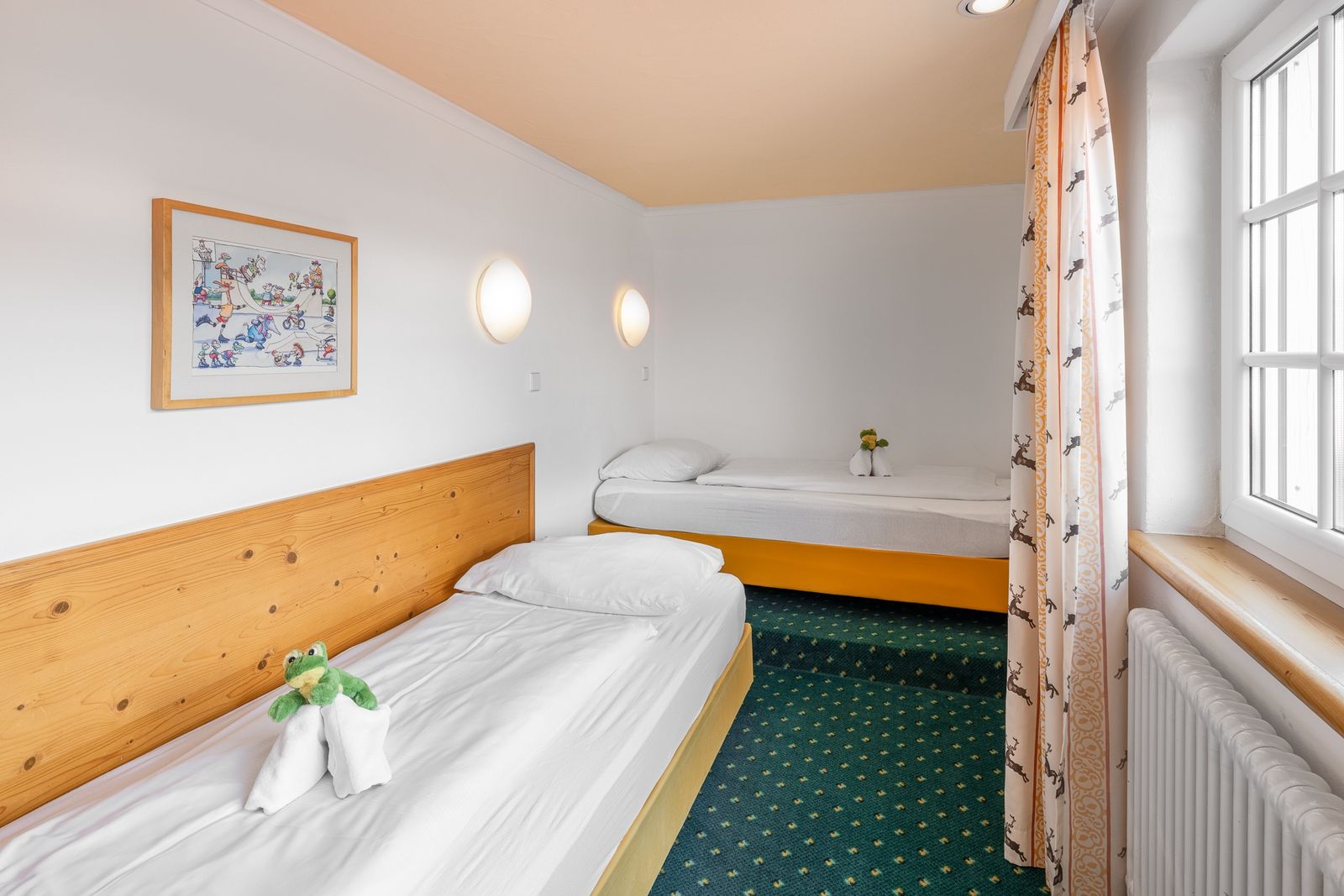 Kinderhotel Allgäuer Berghof – Kinderzimmer Familiensuite Adebar mit Blick auf die Allgäuer Alpen