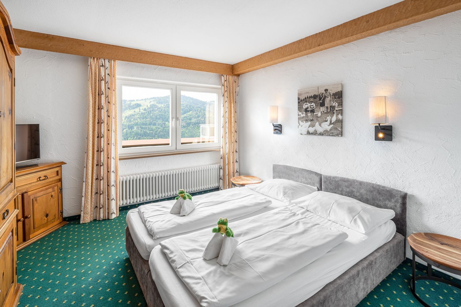 Kinderhotel Allgäuer Berghof – Kinderzimmer Familiensuite Eichhörnchen mit Blick auf die Allgäuer Alpen