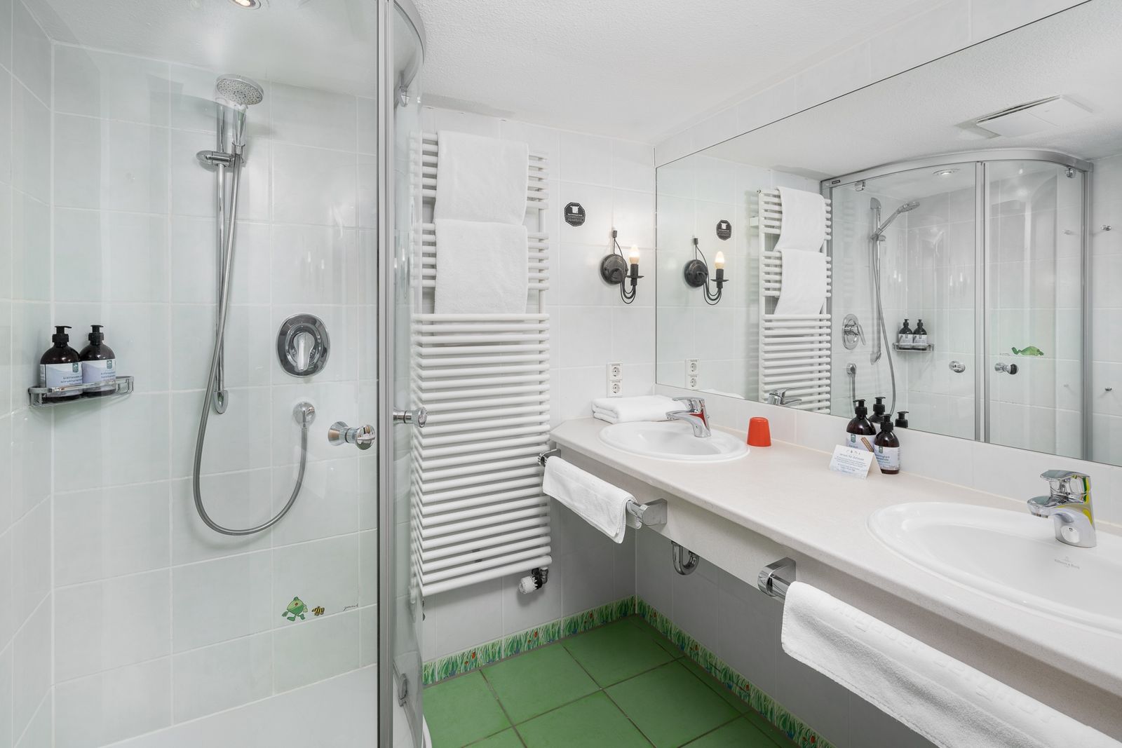 Kinderhotel Allgäuer Berghof – Badezimmer Familiensuite Eichhörnchen mit Blick auf die Allgäuer Alpen