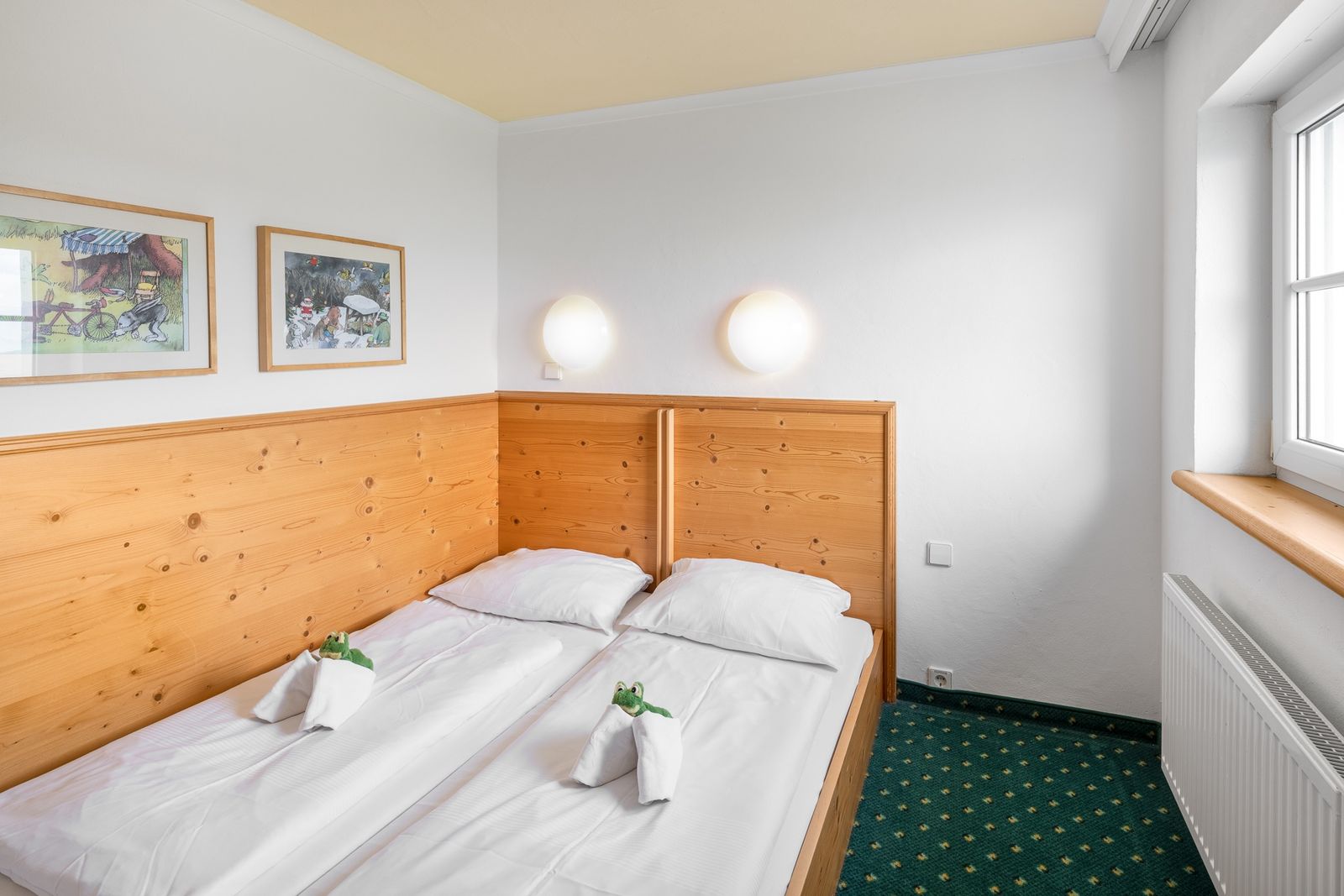 Kinderhotel Allgäuer Berghof – Kinderzimmer Familiensuite Fohlenweide mit Blick auf die Allgäuer Alpen