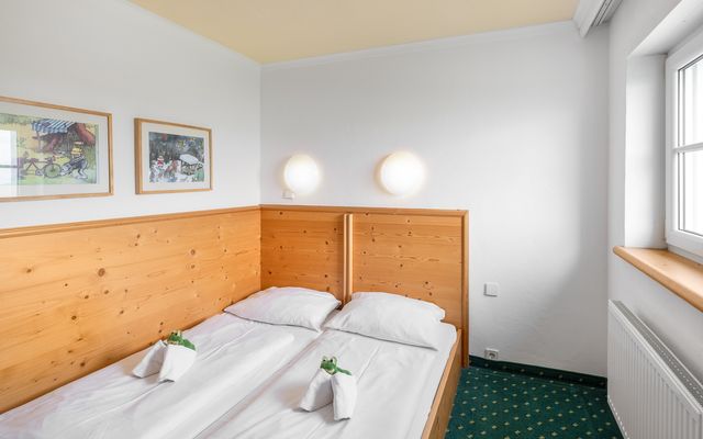 Kinderhotel Allgäuer Berghof – Kinderzimmer der Familiensuite Fohlenweide mit Blick auf die Allgäuer Alpen