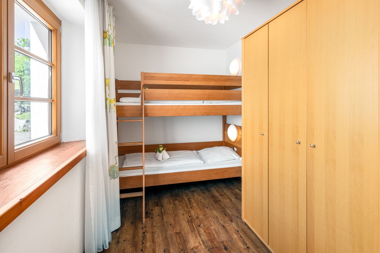 Kinderhotel Allgäuer Berghof – Kinderzimmer Familiensuite Chalet-Wohnung Steinbock mit Blick auf die Allgäuer Alpen