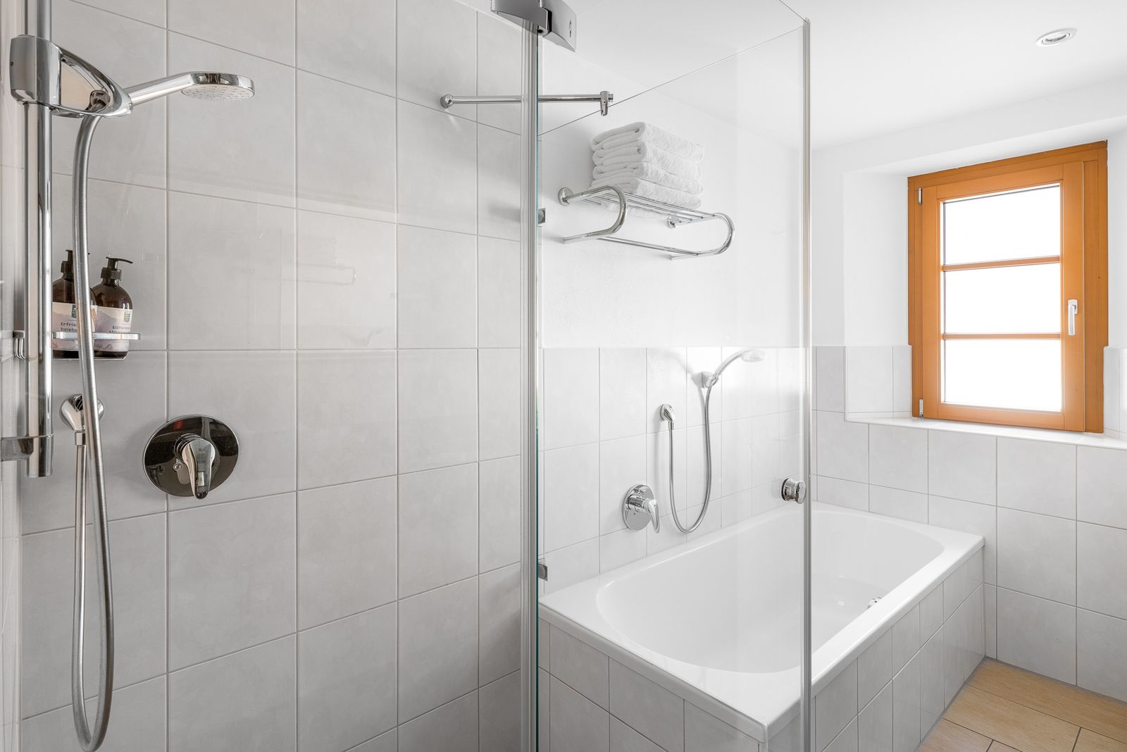 Kinderhotel Allgäuer Berghof – Badezimmer Familiensuite Chalet-Wohnung Steinbock mit Blick auf die Allgäuer Alpen