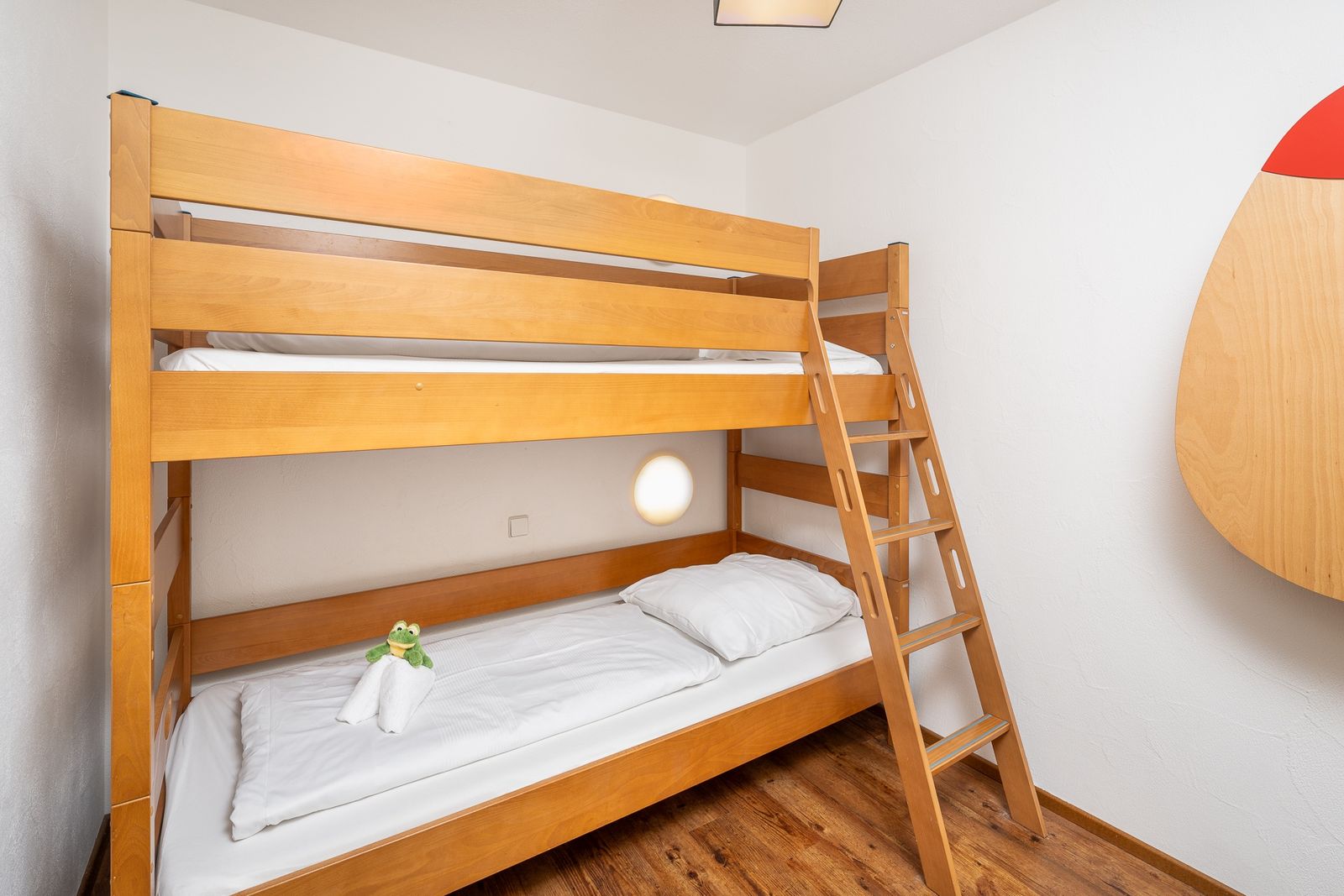 Kinderhotel Allgäuer Berghof – Kinderzimmer Familiensuite Chalet-Wohnung Edelweiss mit Blick auf die Allgäuer Alpen