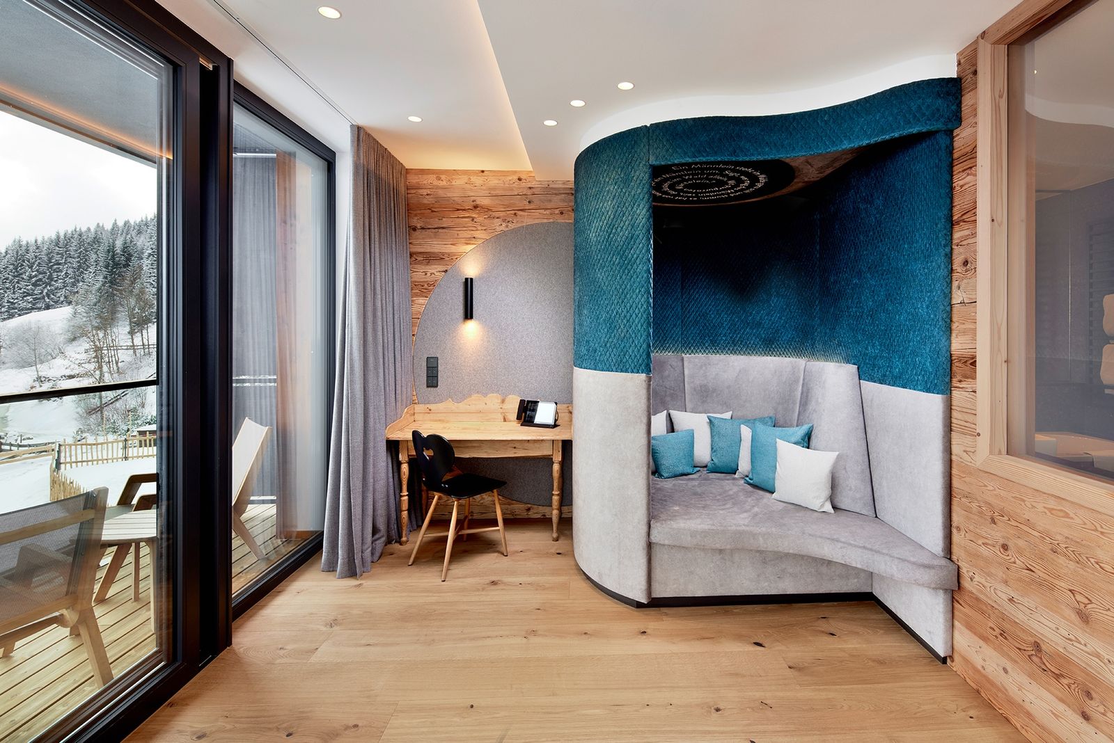 Kinderhotel Allgäuer Berghof – Wohnzimmer Familiensuite Spass-Suite mit Blick auf die Allgäuer Alpen