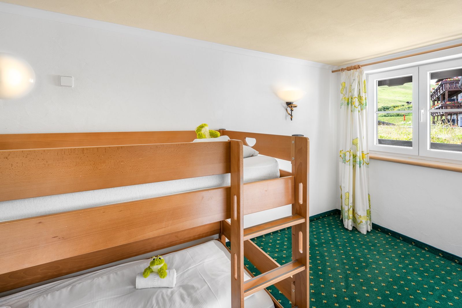 Kinderhotel Allgäuer Berghof – Kinderzimmer Familiensuite Deckelschneck mit Blick auf die Allgäuer Alpen