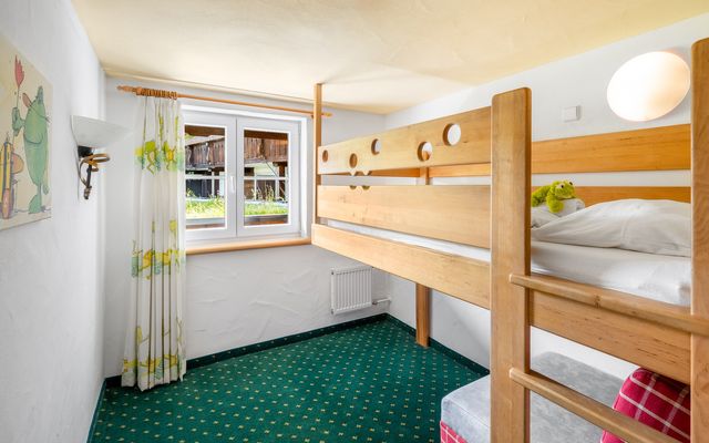 Kinderhotel Allgäuer Berghof – Kinderzimmer der Familiensuite Froschkönig mit Blick auf die Allgäuer Alpen
