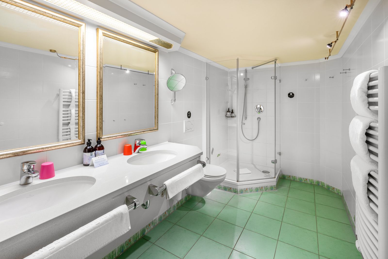 Kinderhotel Allgäuer Berghof – Badezimmer Familiensuite Froschkönig mit Blick auf die Allgäuer Alpen
