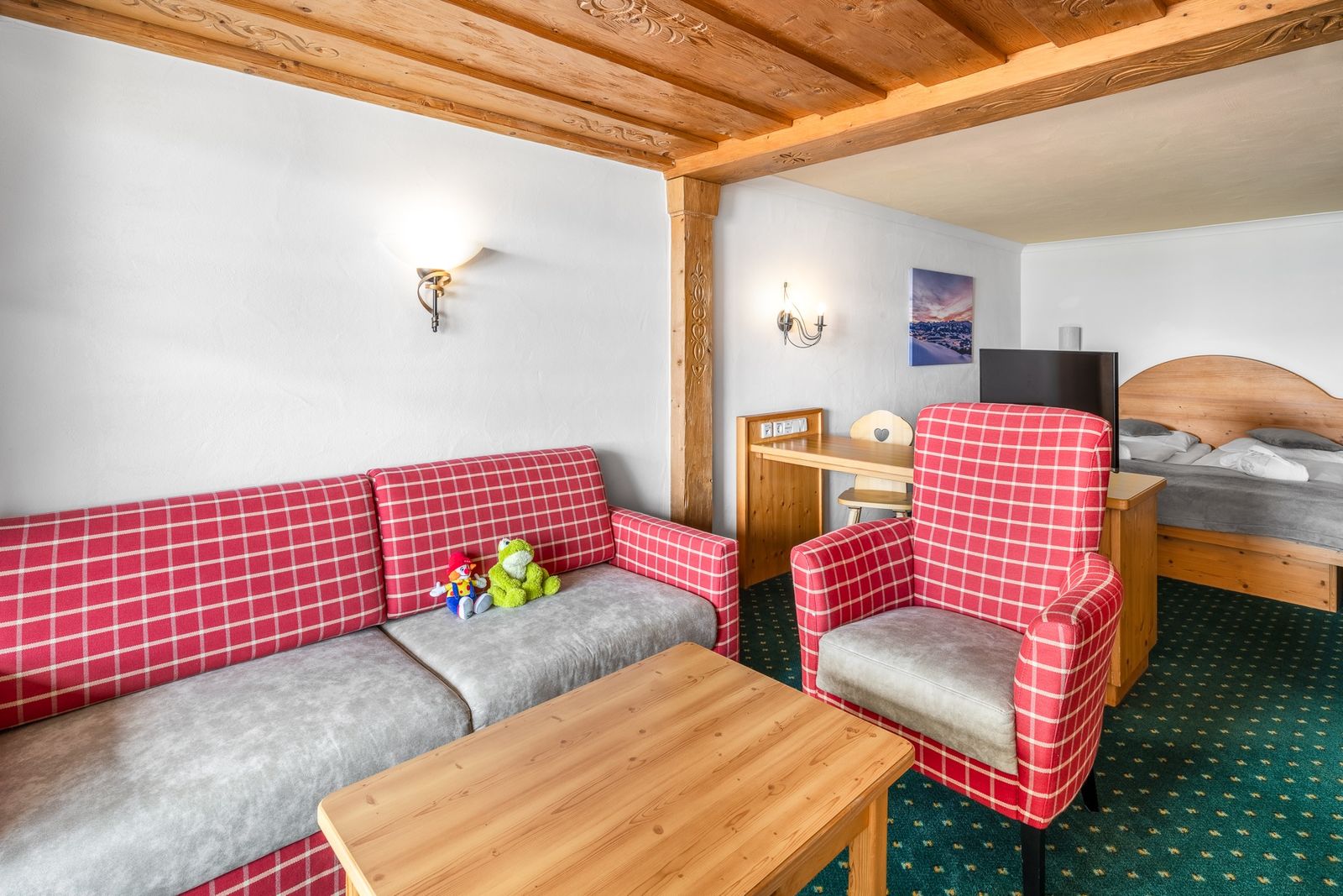 Kinderhotel Allgäuer Berghof – Wohnzimmer Familiensuite Rotkehlchen mit Blick auf die Allgäuer Alpen