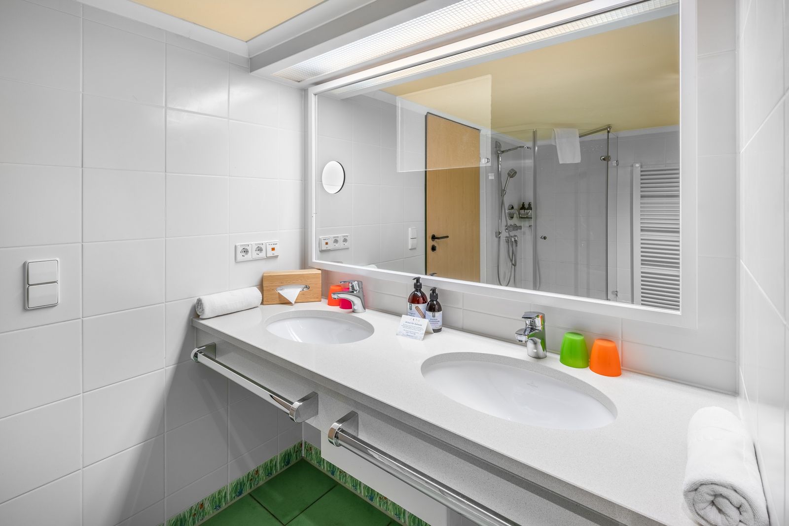 Kinderhotel Allgäuer Berghof – Badezimmer Familiensuite Isidor mit Blick auf die Allgäuer Alpen