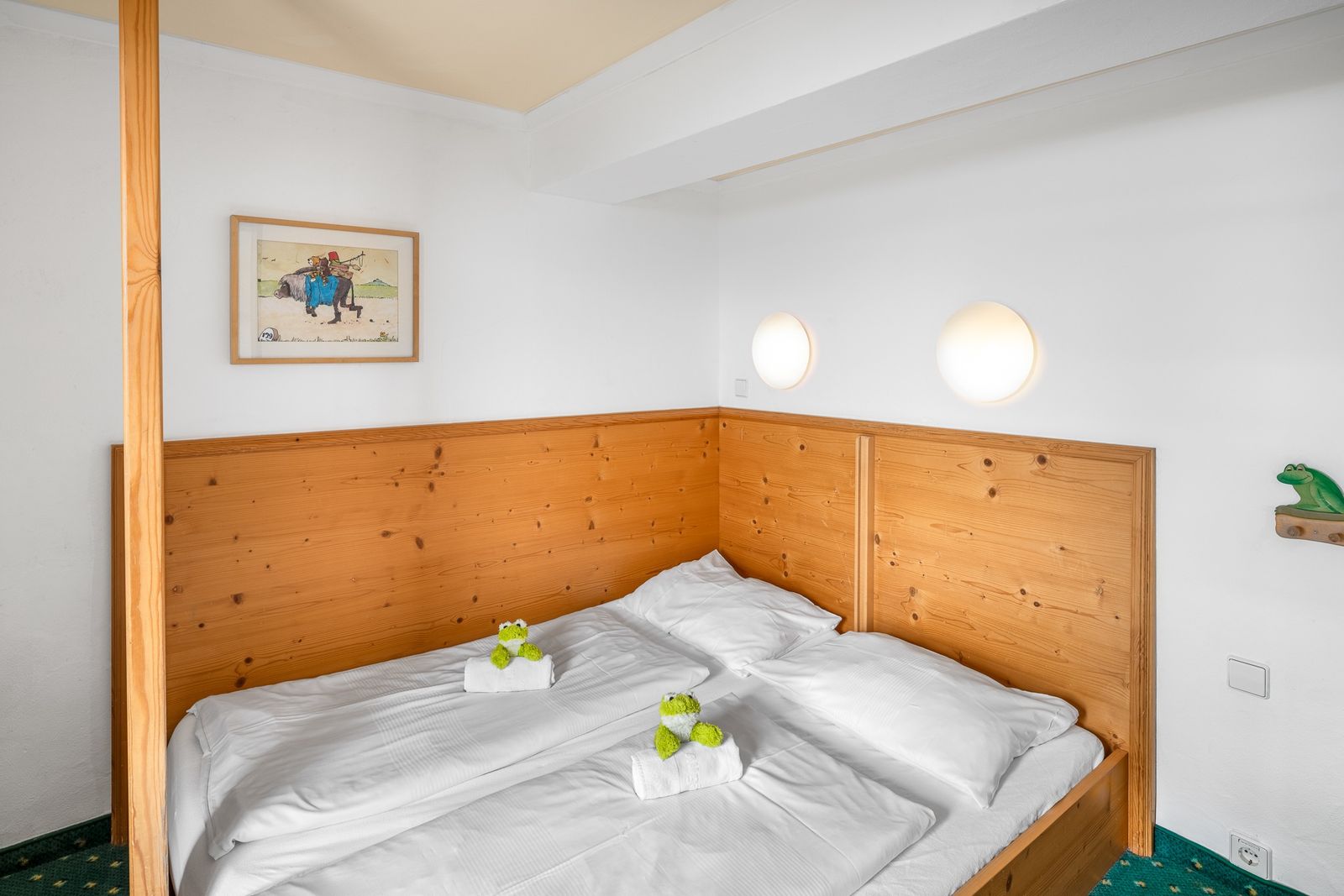 Kinderhotel Allgäuer Berghof – Kinderzimmer Familiensuite Isidor mit Blick auf die Allgäuer Alpen