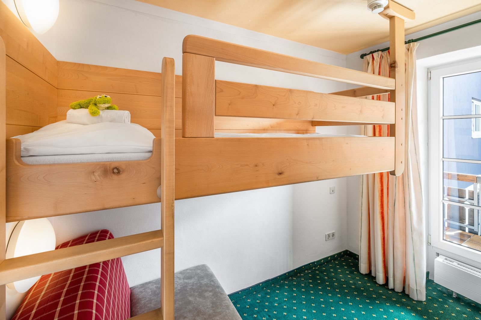 Kinderhotel Allgäuer Berghof – Kinderzimmer Familiensuite Dornröschen mit Blick auf die Allgäuer Alpen