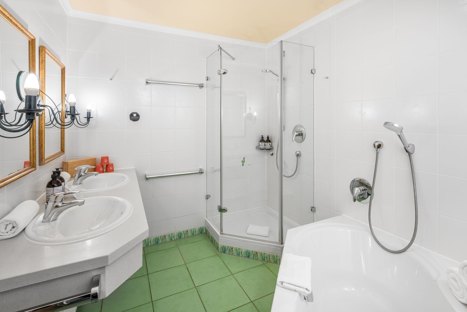 Kinderhotel Allgäuer Berghof – Badezimmer Familiensuite Dornröschen mit Blick auf die Allgäuer Alpen