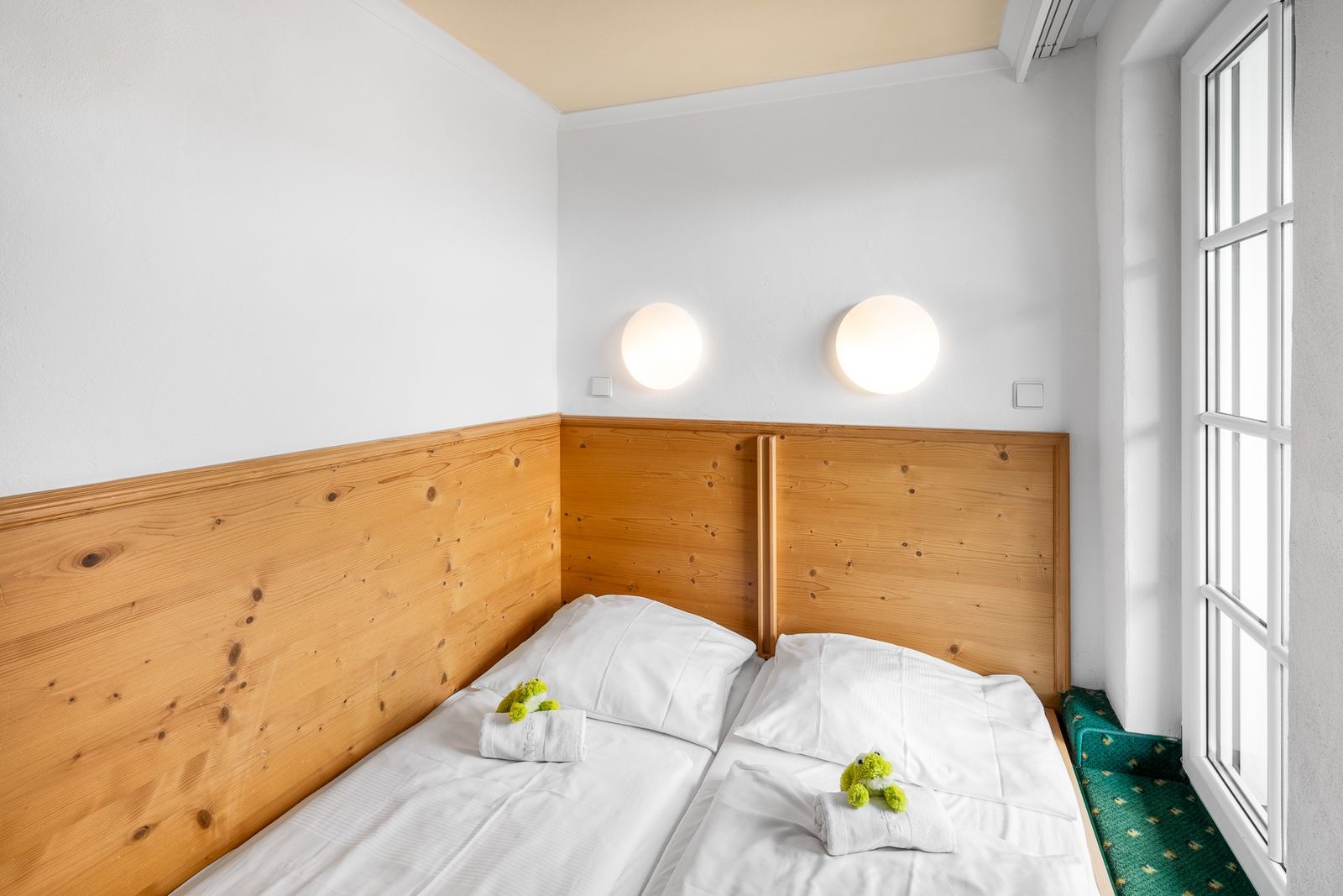 Kinderhotel Allgäuer Berghof – Kinderzimmer Familiensuite Hamsterbacke mit Blick auf die Allgäuer Alpen