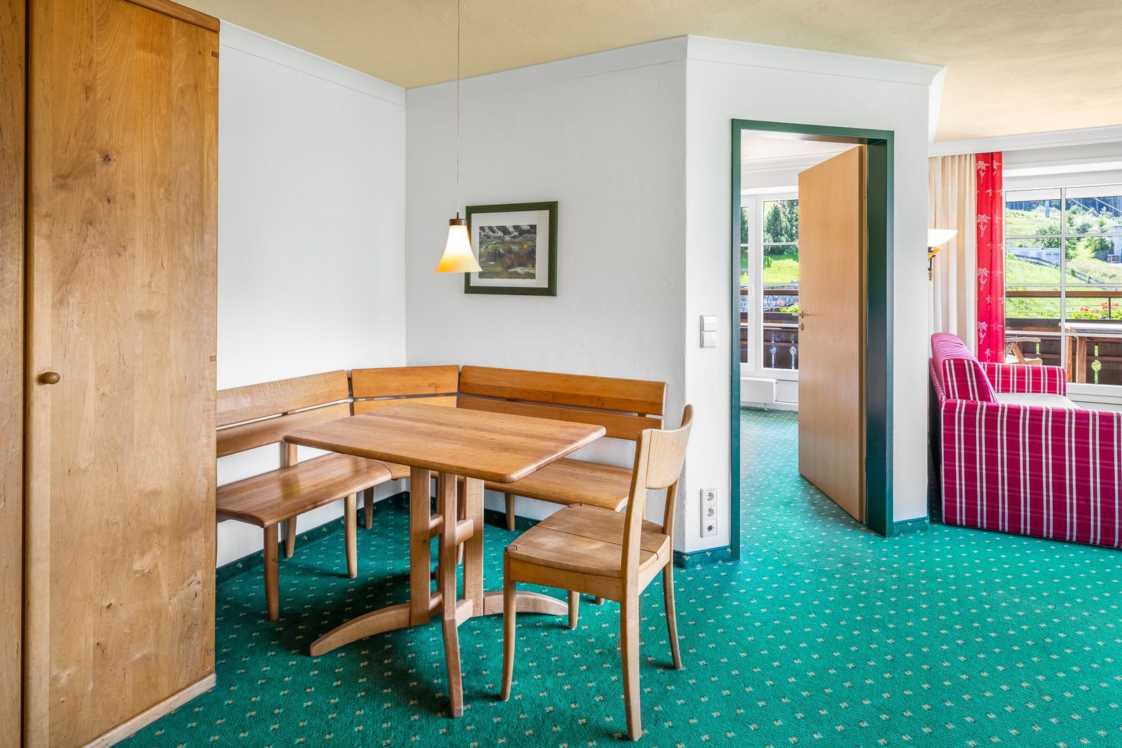 Kinderhotel Allgäuer Berghof – Wohnzimmer Familiensuite Mümmelmann mit Blick auf die Allgäuer Alpen