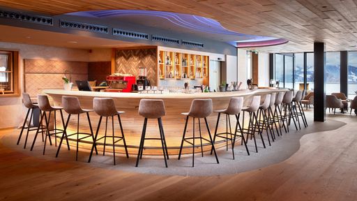 Bar LuftigKuss mit Panoramablick auf die Allgäuer Alpen - Kinderhotel Allgäuer Berghof