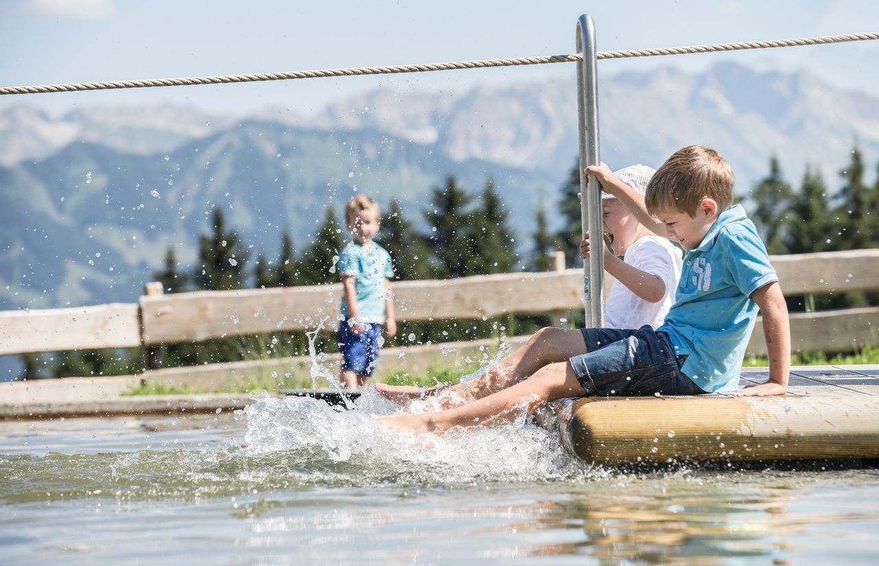 Kinderhotel-Allgaeuer-Berghof-Wasserpark-Sommer.jpg