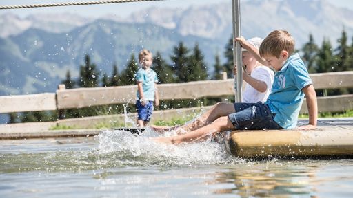 Floß im Wasserpark - Kinderhotel Allgäuer Berghof