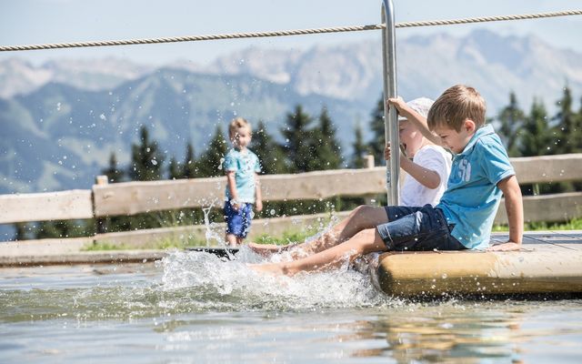 Kinderhotel-Allgaeuer-Berghof-Wasserpark-Sommer.jpg