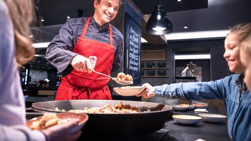 Vielfältiges Buffet mit Showküche - Kinderhotel Allgäuer Berghof