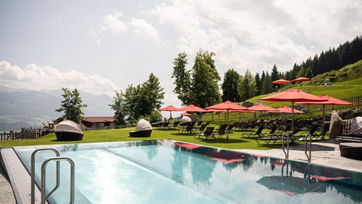 Infinity-Outdoorpool mit Blick auf die Allgäuer Alpen - Kinderhotel Allgäuer Berghof