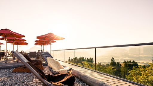 Sonnenterrasse mit Blick auf die Allgäuer Alpen - Kinderhotel Allgäuer Berghof