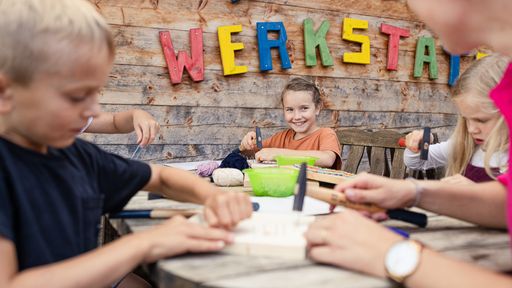 Kreatives Kinder-Animationsprogramm im Kinderhotel Allgäuer Berghof