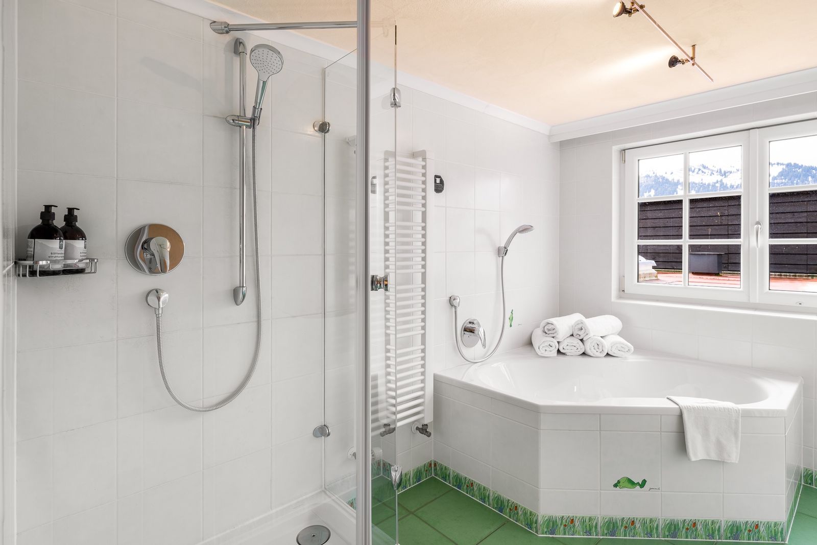 Kinderhotel Allgäuer Berghof – Badezimmer Familiensuite Kuhmoggl mit Blick auf die Allgäuer Alpen