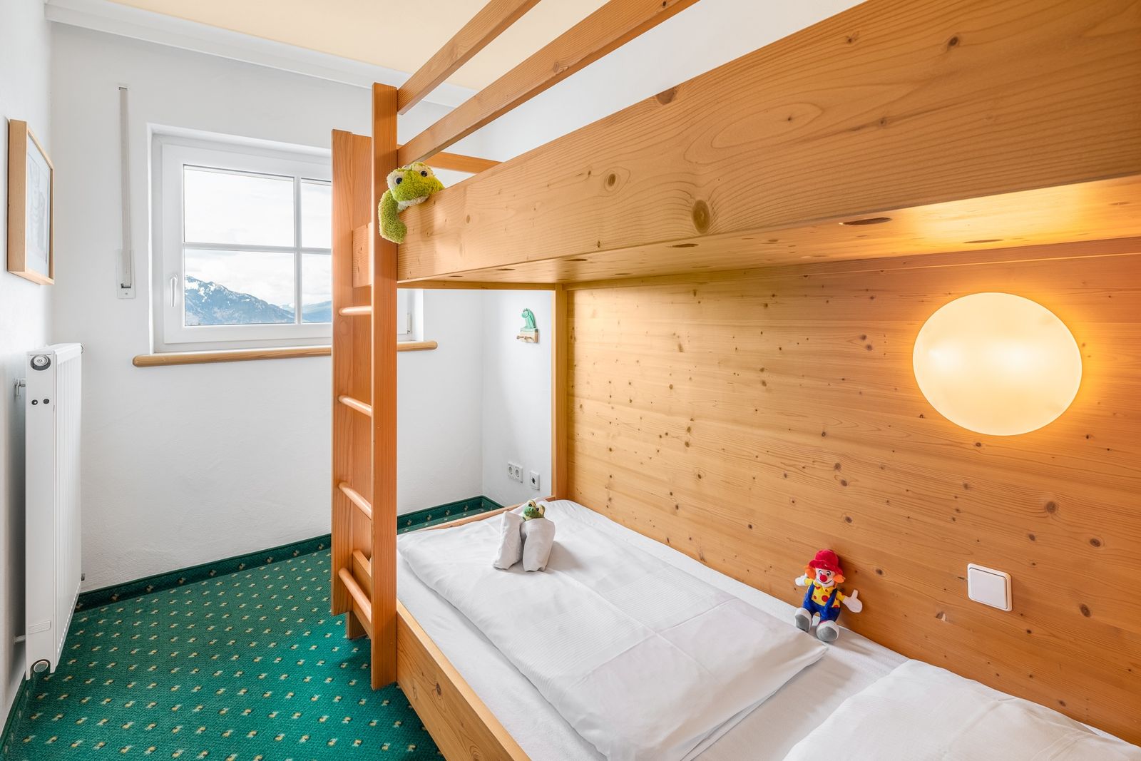 Kinderhotel Allgäuer Berghof – Kinderzimmer Familiensuite Kuhmoggl mit Blick auf die Allgäuer Alpen