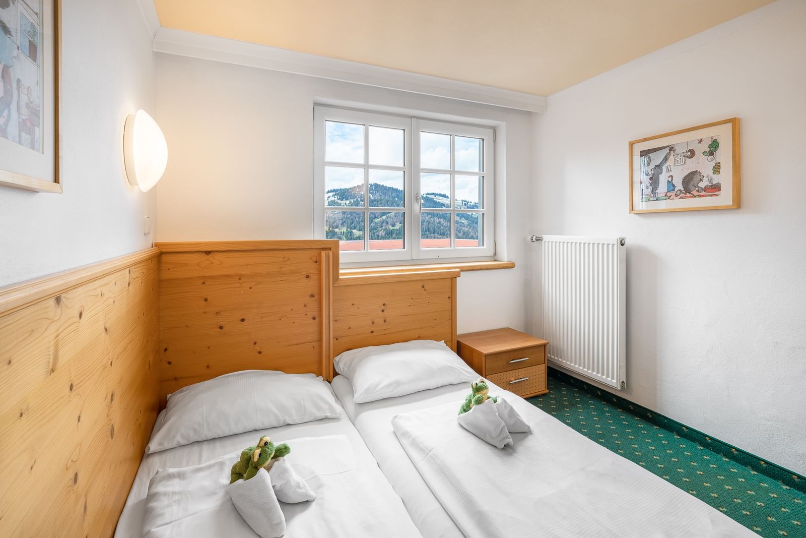 Kinderhotel Allgäuer Berghof – Kinderzimmer Familiensuite Kuhmoggl mit Blick auf die Allgäuer Alpen