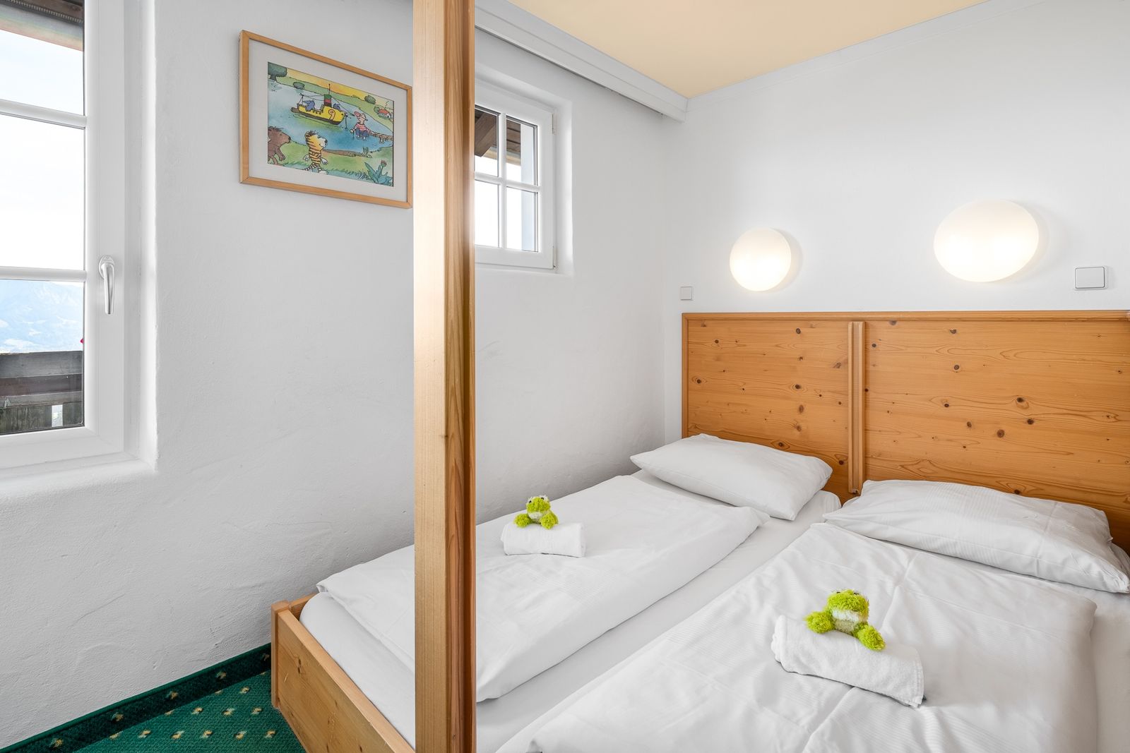 Kinderhotel Allgäuer Berghof – Kinderzimmer Familiensuite Hasenfuß mit Blick auf die Allgäuer Alpen