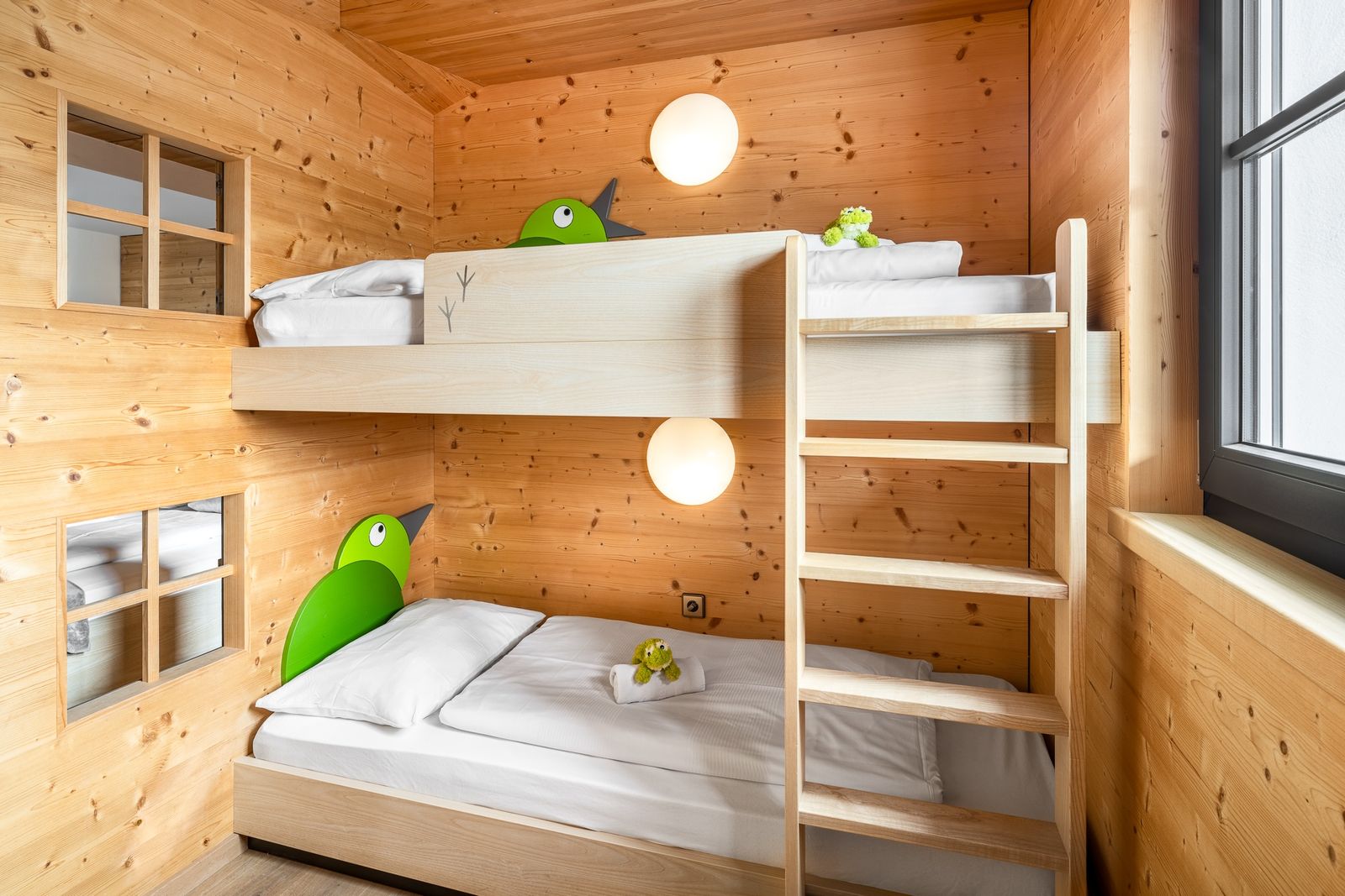 Kinderhotel Allgäuer Berghof – Kinderzimmer Familiensuite Finkennest mit Blick auf die Allgäuer Alpen