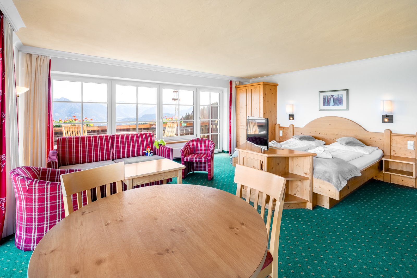 Kinderhotel Allgäuer Berghof – Wohnzimmer Familiensuite Frechdachs mit Blick auf die Allgäuer Alpen