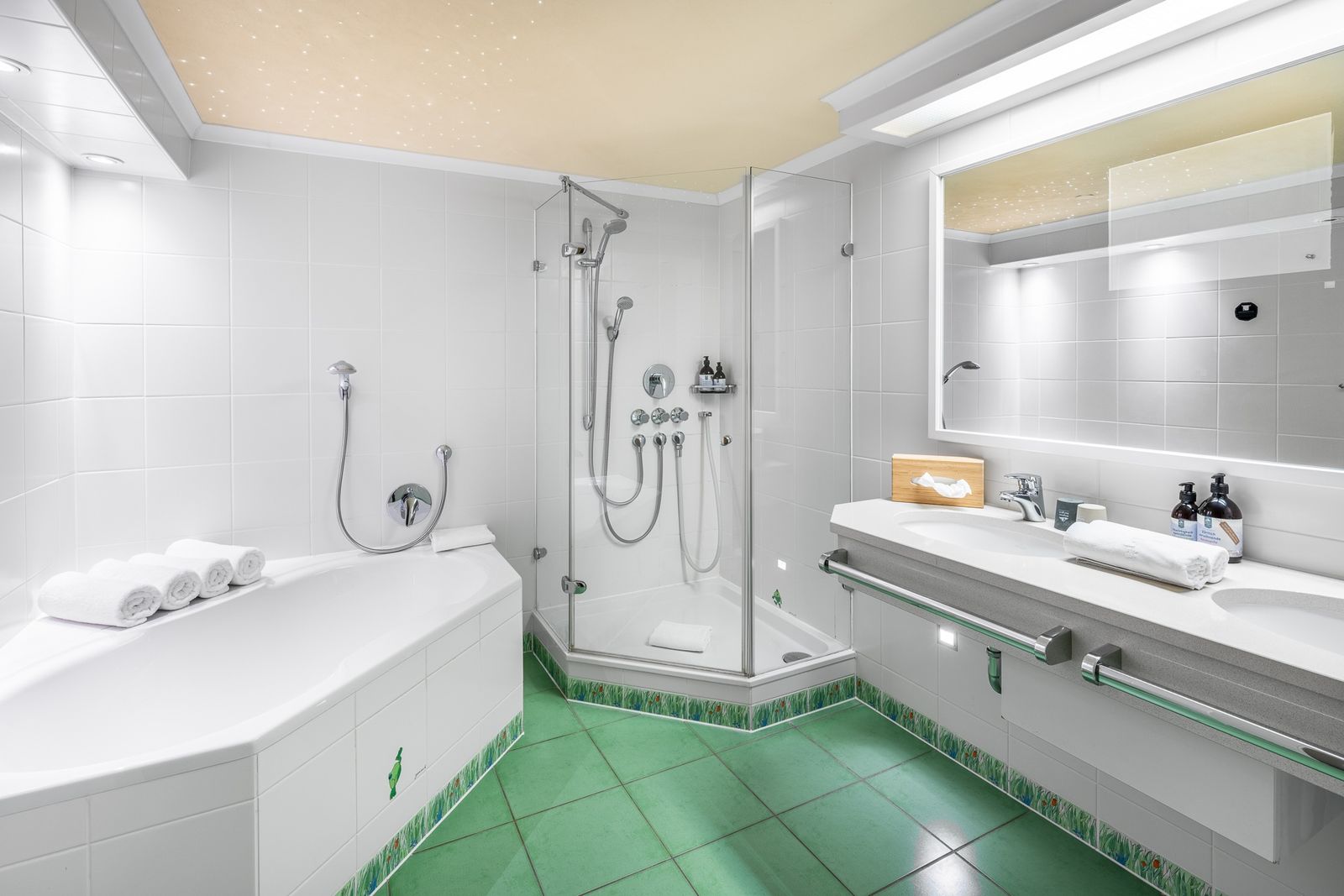 Kinderhotel Allgäuer Berghof – Badezimmer Familiensuite Frechdachs mit Blick auf die Allgäuer Alpen