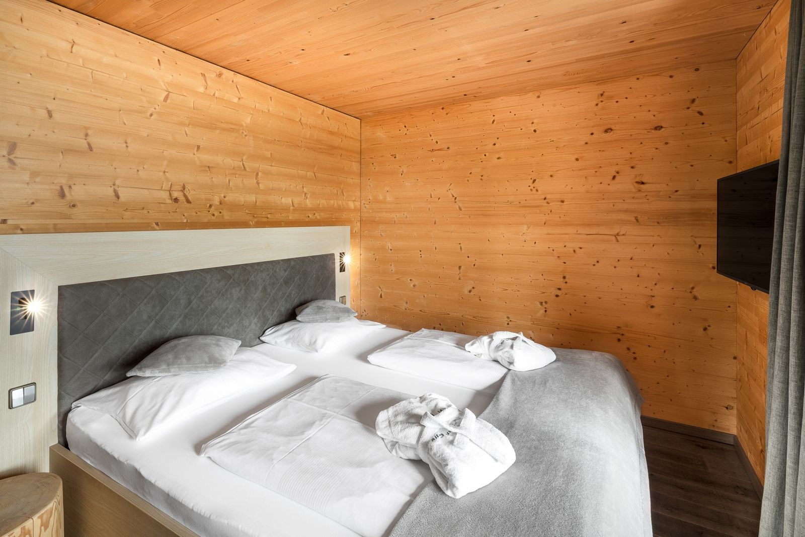 Kinderhotel Allgäuer Berghof – Schlafzimmer Familiensuite Kuckucksnest mit Blick auf die Allgäuer Alpen