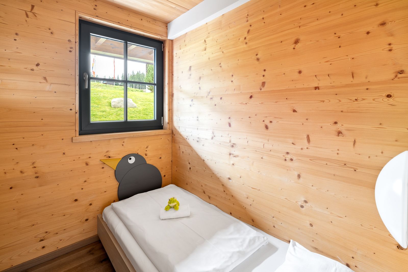 Kinderhotel Allgäuer Berghof – Kinderzimmer Familiensuite Kuckucksnest mit Blick auf die Allgäuer Alpen