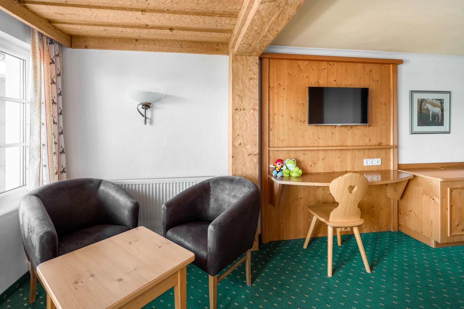 Kinderhotel Allgäuer Berghof – Wohnzimmer Familiensuite Murmele mit Blick auf die Allgäuer Alpen