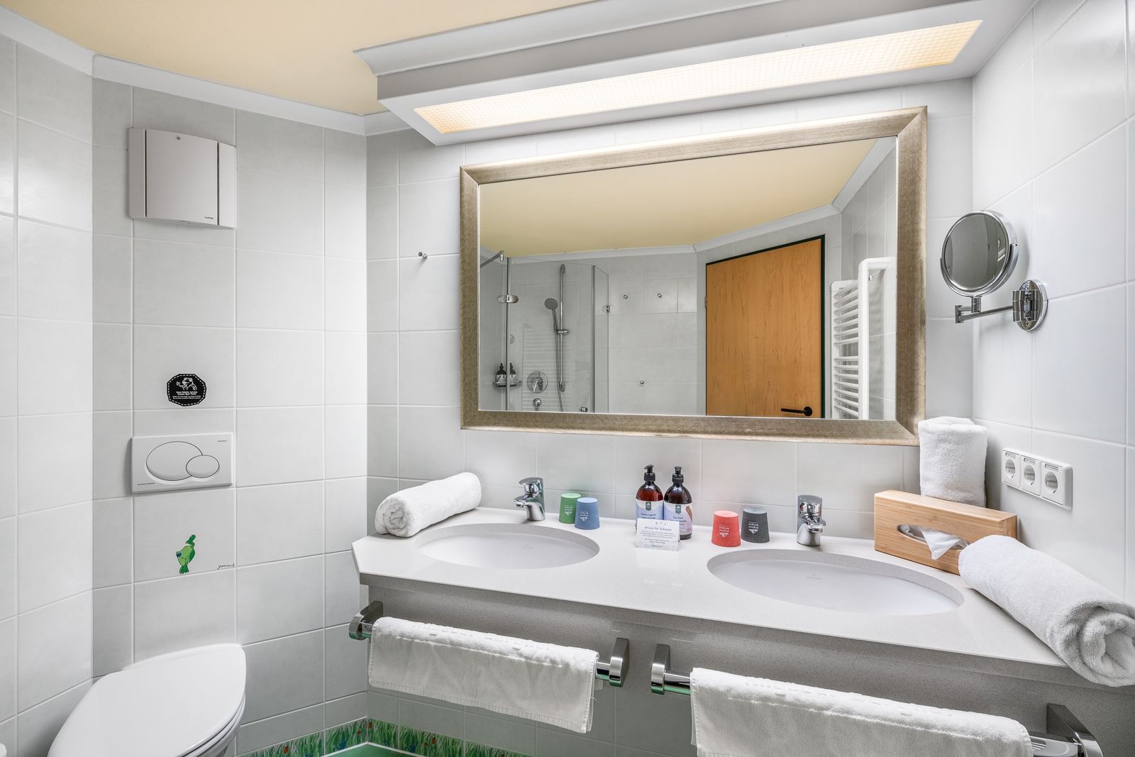 Kinderhotel Allgäuer Berghof – Badezimmer Familiensuite Murmele mit Blick auf die Allgäuer Alpen